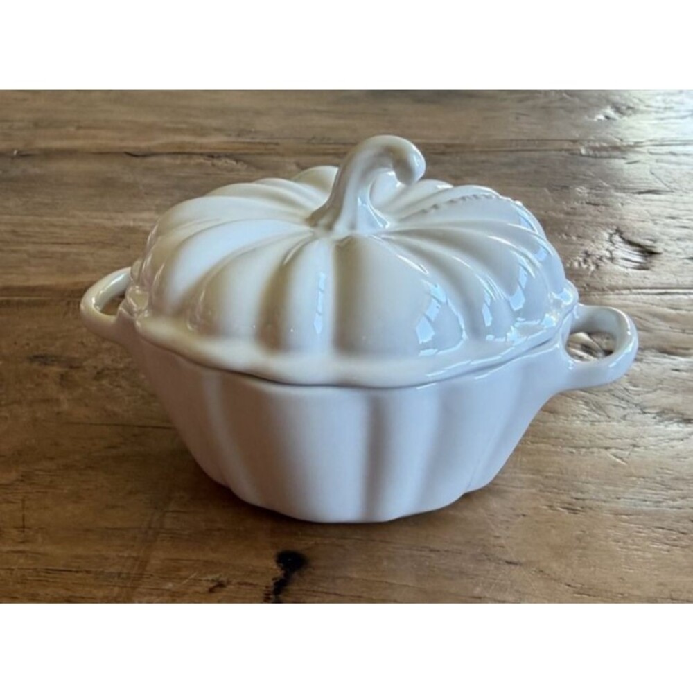 Le Creuset Stoneware Figural Pumpkin Mini Cocotte 12 oz 350 ml White NEW NIB - Picture 3 of 12